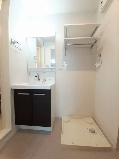 洗面設備　明るい洗面所です