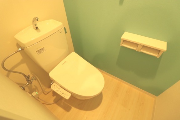 トイレ　ティファニーブルーの壁紙がオシャレ♪