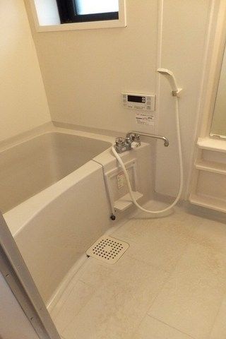 バス・シャワールーム　深めの浴槽で快適バスタイム。