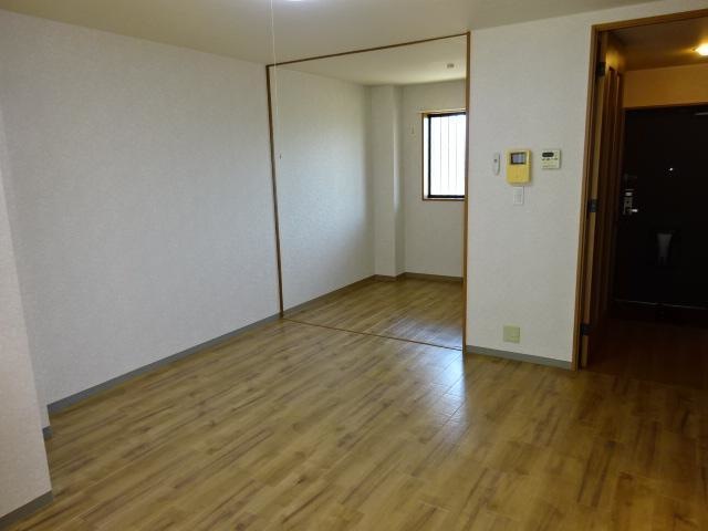 居室・リビング　※同タイプの部屋写真です