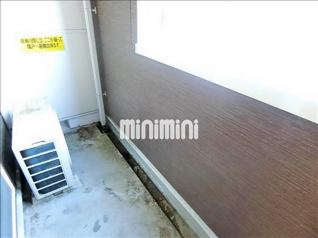 バルコニー　晴れた日には外で洗濯物が干せます。