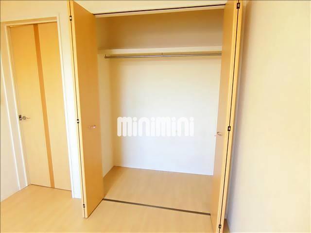 収納　長いコートやスーツを掛ける事のできるクローゼットです。