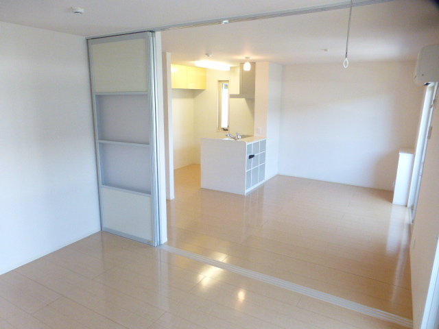 居室・リビング　洋室7帖～リビング12帖　明るい室内