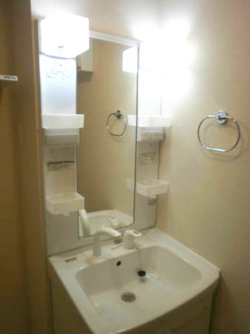 洗面設備　独立洗面化粧台が付いています
