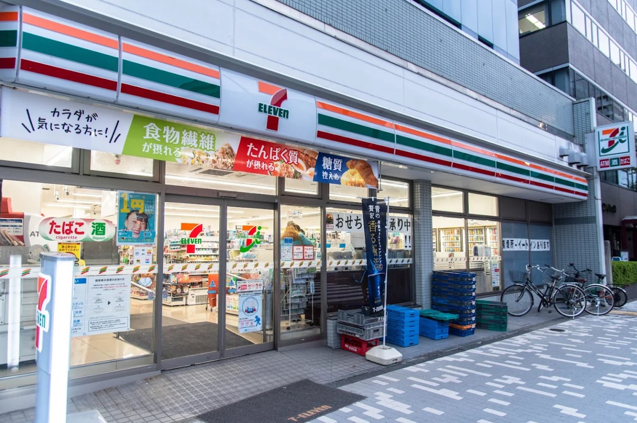 コンビニ　セブンイレブン港区港南2丁目店（コンビニ）まで34m