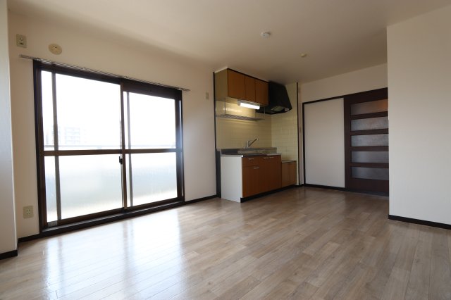 居室・リビング　※別の号室の参考写真になります。10.6帖のLDKになります