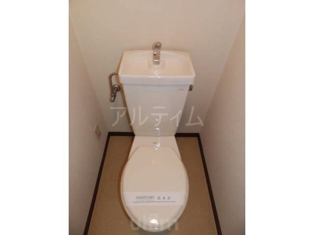 トイレ　洗浄便座付きです