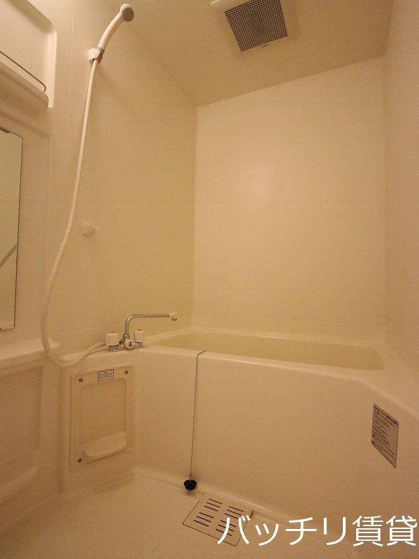 バス・シャワールーム　別号室タイプの為、現状を優先いたします