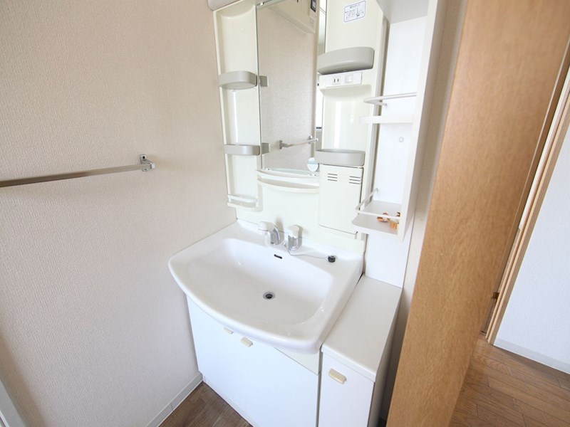 洗面設備　脱衣所　独立洗面台（シャンプードレッサー付）収納スペース有