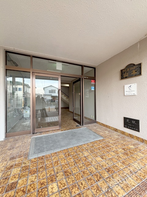 エントランス　落ち着いたエントランス。マンションを演出します。