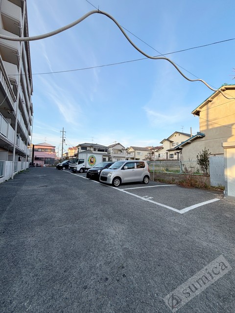 その他共有部分　広々とした敷地内駐車場を完備♪♪