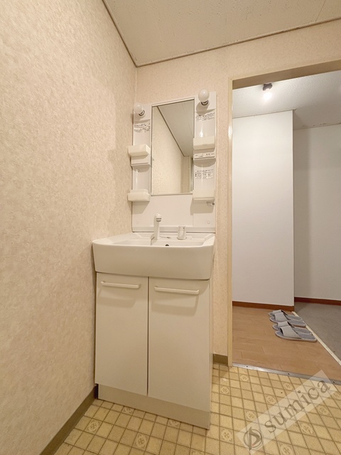洗面設備　洗面台独立、洗髪洗面化粧台で朝の身支度もはかどります。