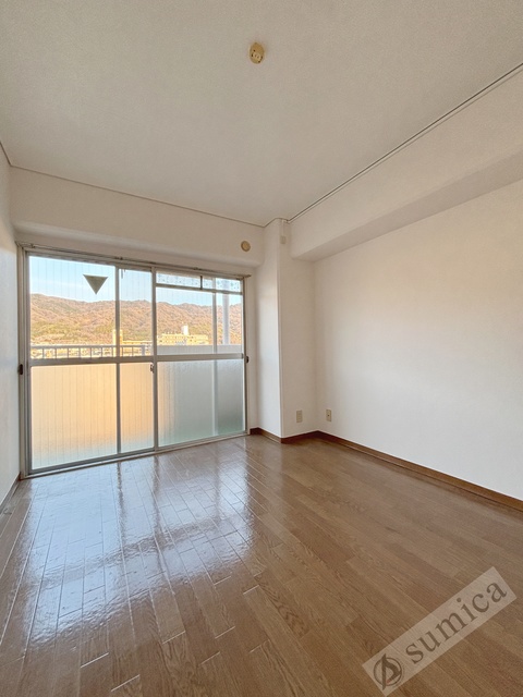 バルコニー　内装は落ち着いています。おおきな窓で明るさを演出。