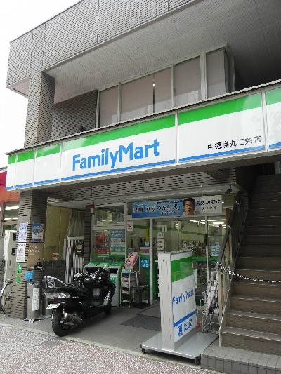 コンビニ　ファミリーマート 中徳烏丸二条店（コンビニ）まで21m