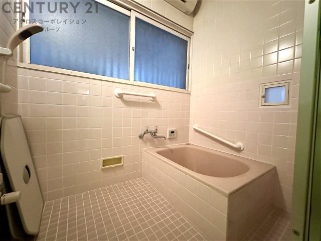 バス・シャワールーム　窓付きで換気も楽々！
