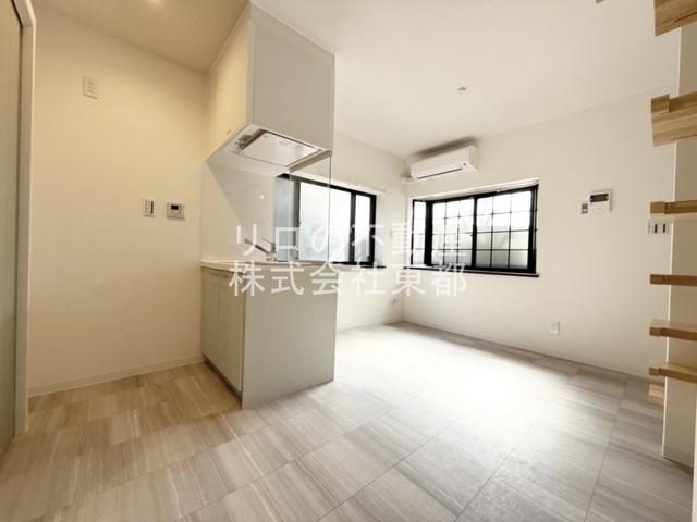 居室・リビング　ダイニングテーブルを置いたり自由にレイアウトできます☆