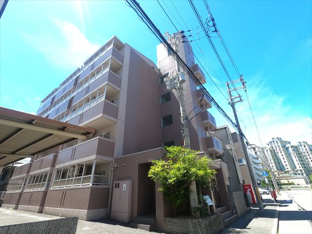 建物外観　タイル張りの綺麗な外観。