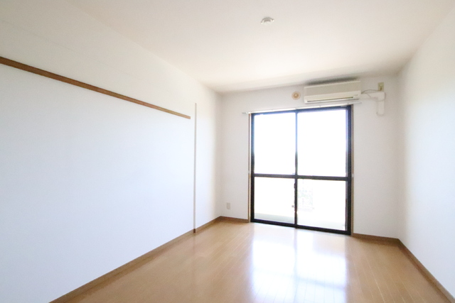 居室・リビング　７．４帖の居室です