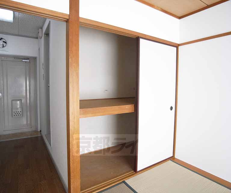 収納　たっぷり収納できる押入れです。