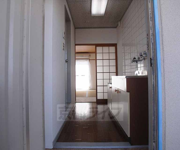 居室・リビング　玄関から見た室内の様子です。