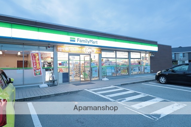 コンビニ　ファミリーマート（コンビニ）まで858m