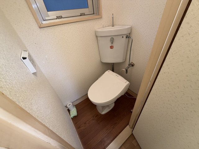 トイレ　落ち着いた色調のトイレです