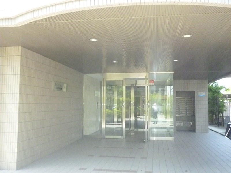 エントランス　ガラス張りの明るいエントランス