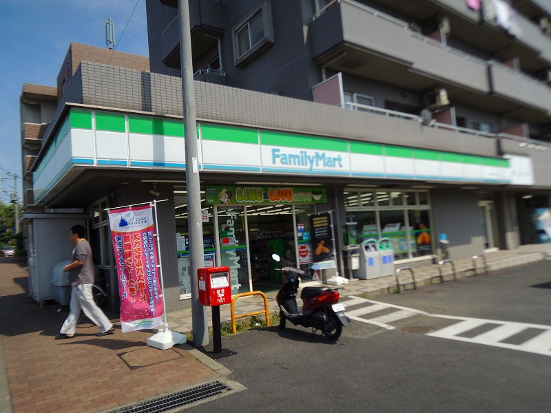 コンビニ　ファミリーマート（コンビニ）まで330m