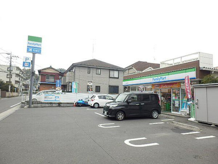 コンビニ　ファミリーマート大岡三丁目店（コンビニ）まで142m