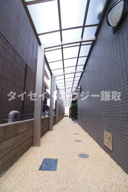 ロビー　エントランスまで屋根があり雨の日も快適です