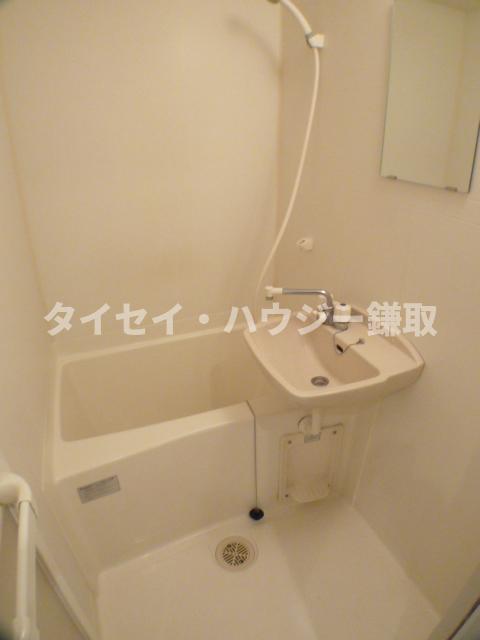 バス・シャワールーム　お風呂に洗面ボウルあります