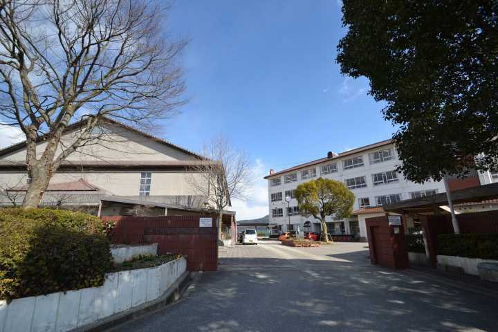 中学校　東広島市立松賀中学校（中学校）まで715m