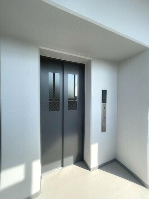 ロビー　エレベーターあります