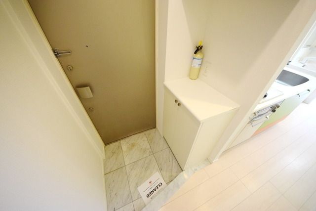 玄関　玄関上下収納あります