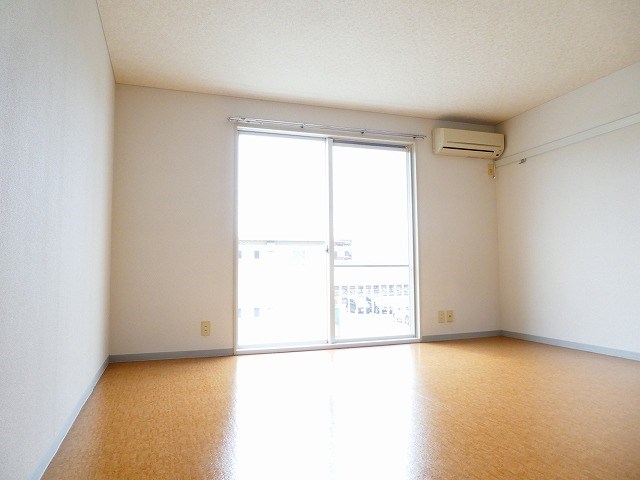 居室・リビング　写真は203号室です（参考）