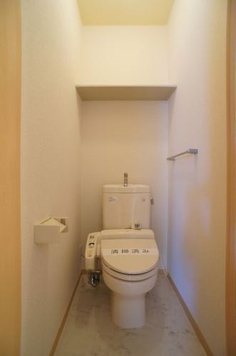 トイレ　イメージ。温水洗浄・暖房機能付便座で冬でも快適です♪