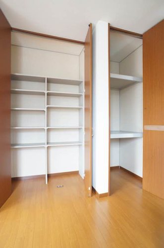 収納　天井の高さを活かしてたっぷり収納できます♪