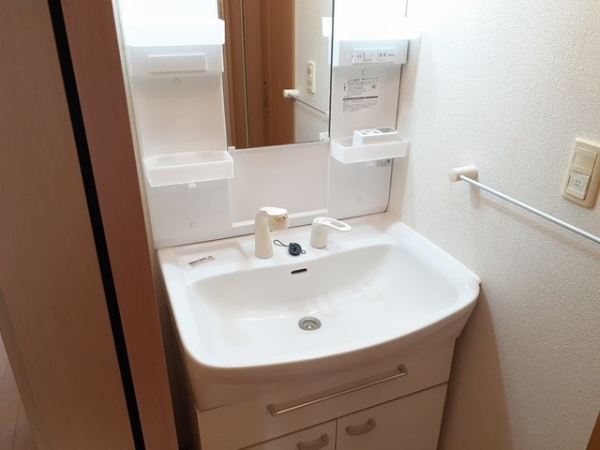 洗面設備　独立洗面台で朝の準備も快適です♪