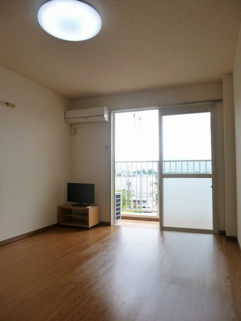 居室・リビング　※写真は　405号室