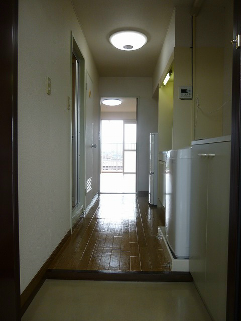 玄関　※写真は　405号室