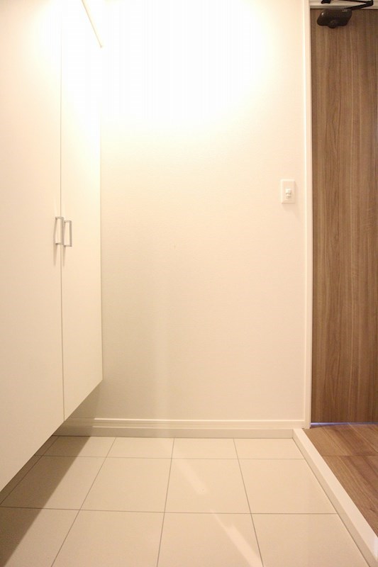 玄関　※別号室の参考写真になります。