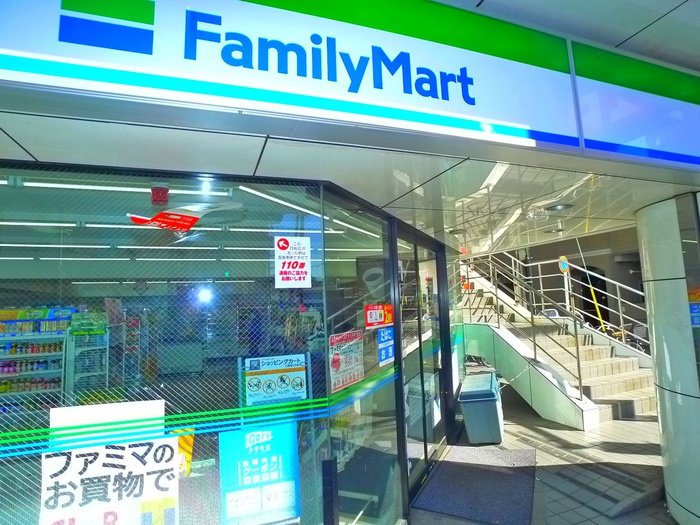 コンビニ　ファミリーマート（コンビニ）まで30m