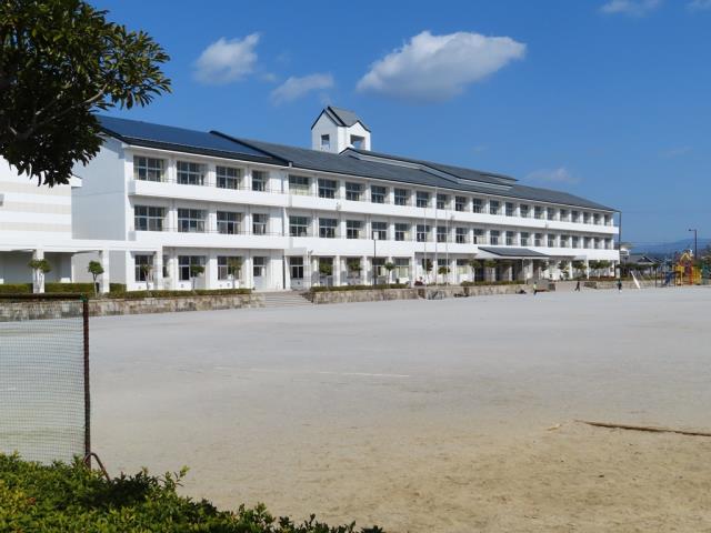 小学校　童子山小学校（小学校）まで1300m