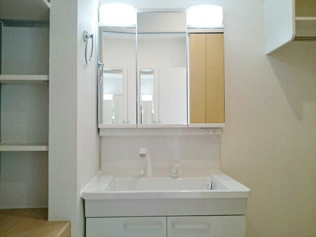 洗面設備　明るい洗面所です