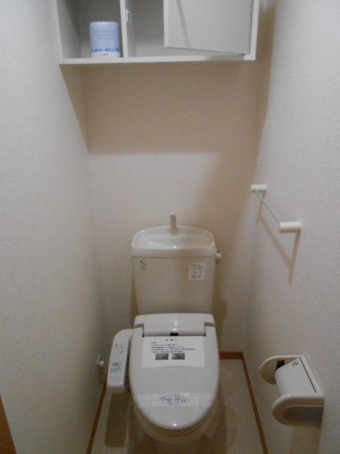 トイレ　温水洗浄便座完備・小物収納棚有り