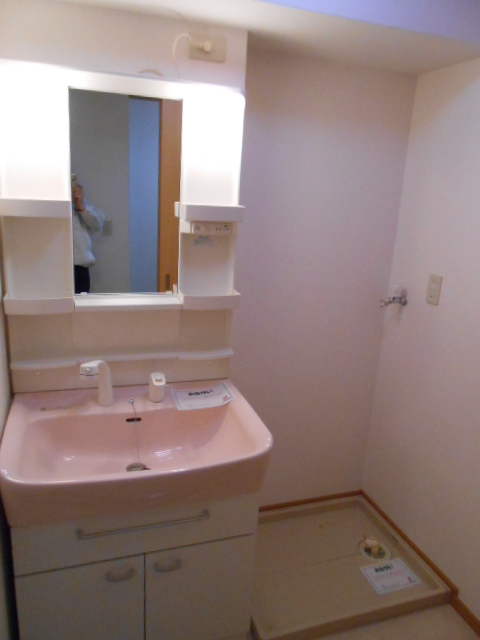 洗面設備　シャワー付洗面化粧台・屋内洗濯機置場完備