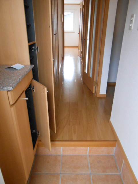 玄関　天井高シューズボックス完備・小物収納棚有り