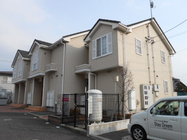 建物外観　建物玄関側（北面）を北西方向より撮影