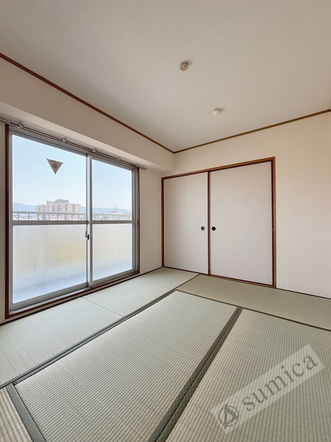 バルコニー　内装は落ち着いています。おおきな窓で明るさを演出。