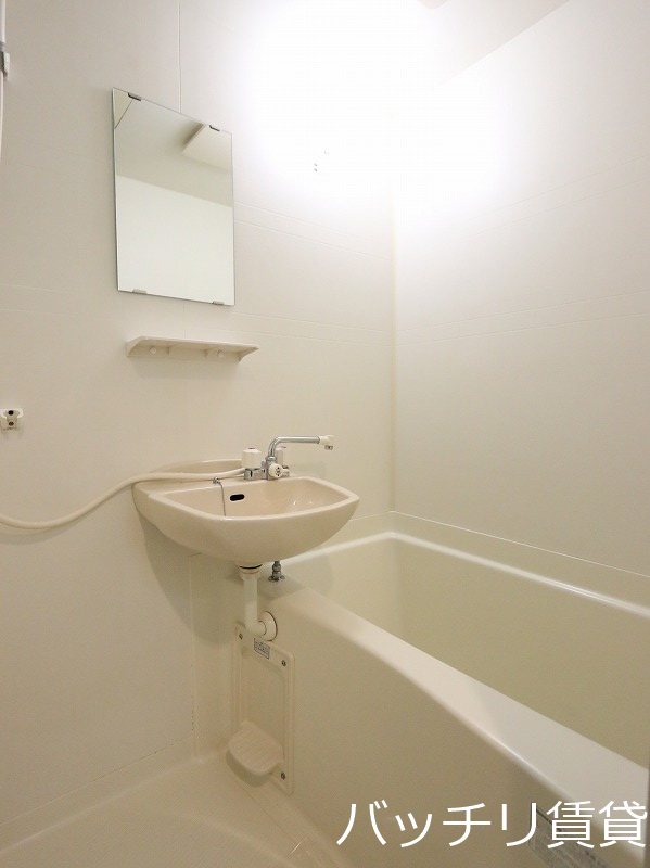 バス・シャワールーム　同型タイプの為、現状を優先致します。